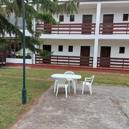 Beach Club Panzio Es Camping Lejlighedshotel Zamárdi Eksteriør billede