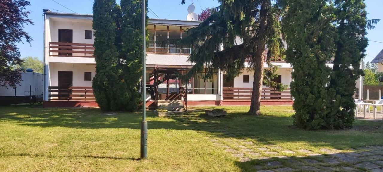Beach Club Panzio Es Camping Lejlighedshotel Zamárdi Eksteriør billede